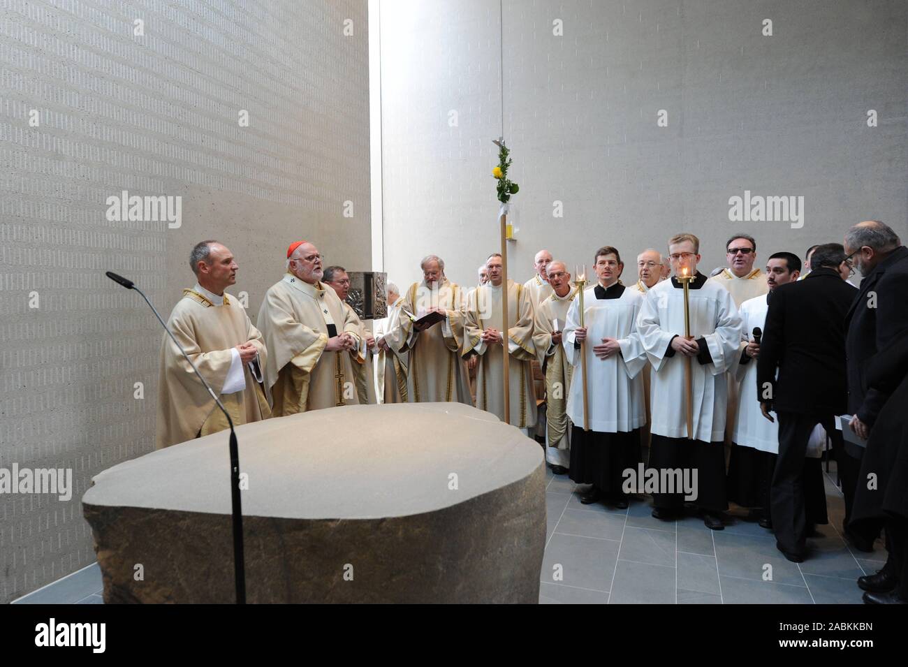 Kardinal Reinhard Marx (2. von links) weiht die neu erbaute Kirche St. James in Quiddestrasse 35 in Neuperlach. Im Bild [automatisierte Übersetzung] Stockfoto