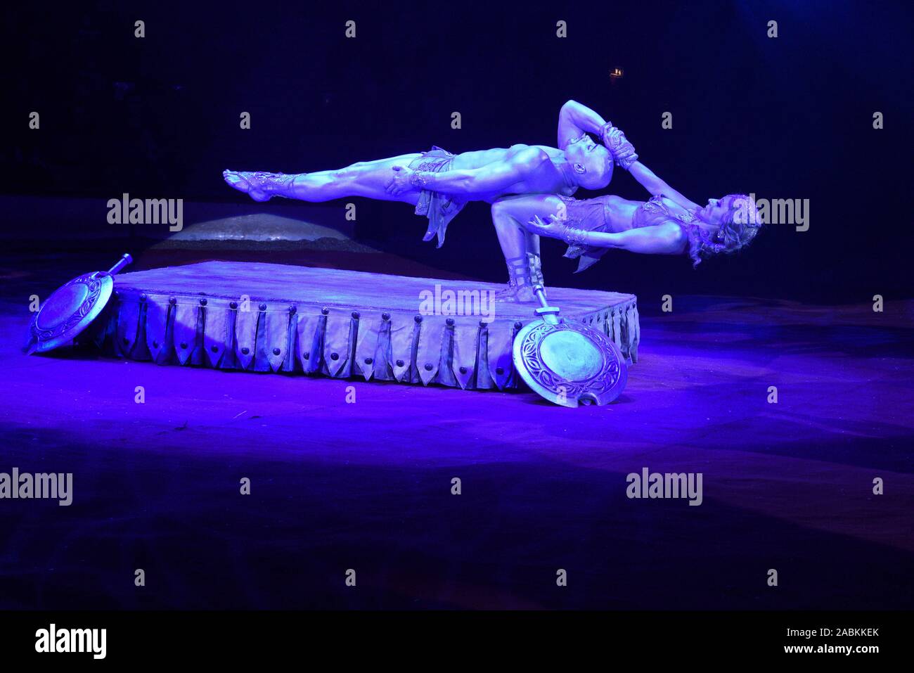 'Silver Power' - Lebende Statuen in Silber beim Jubiläum Show des Circus Krone in München. [Automatisierte Übersetzung] Stockfoto