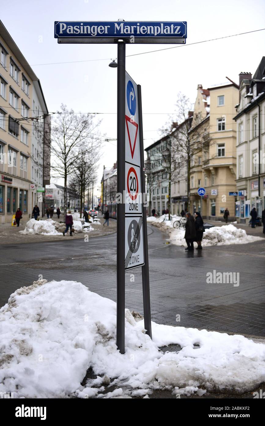 Straßenschild und die Statue der Jungfrau Maria am Pasinger Marienplatz an der Landsberger Straße in München. [Automatisierte Übersetzung] Stockfoto