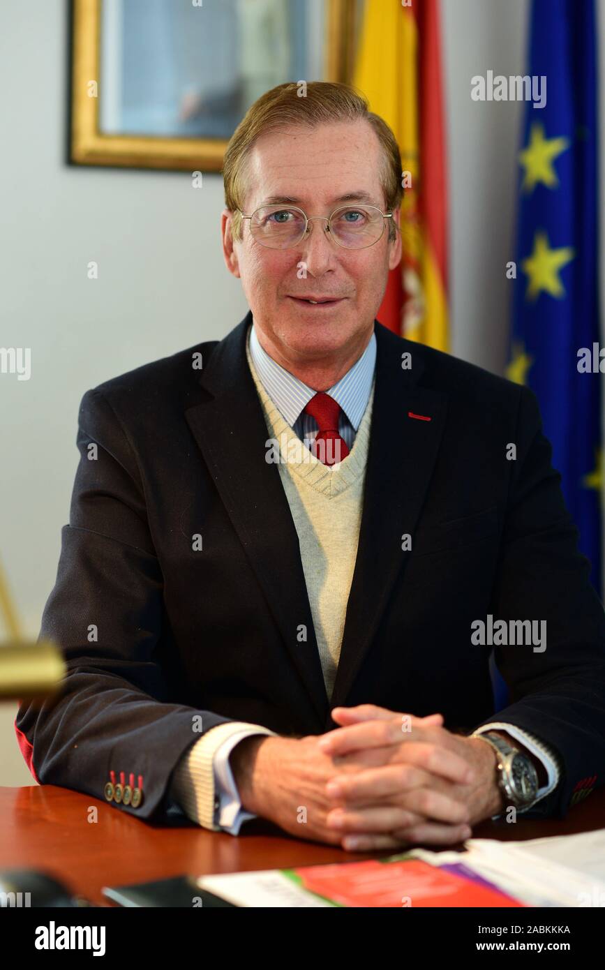 Francisco Pascual de la Parte, Generalkonsul von Spanien, in seinem Büro im Spanischen  Generalkonsulat in München. [Automatisierte Übersetzung] Stockfotografie -  Alamy