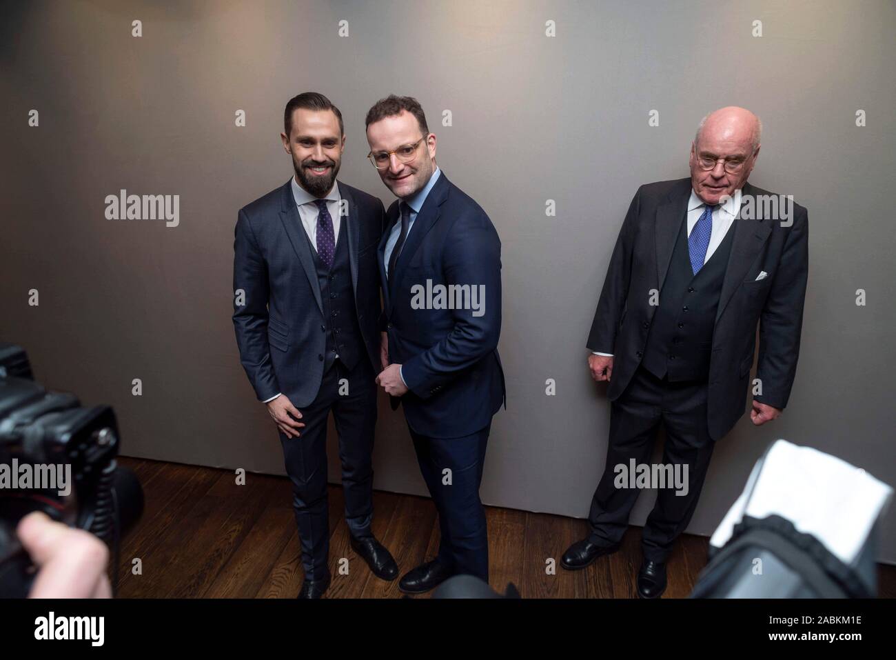 Bundesminister für Gesundheit Jens Spahn (m.) und Spahn Ehemann Daniel Funke posieren für ein Foto am Freitag, den 15. Februar 2019 Im Käfer Schenke in München (Oberbayern) an der traditionellen MSC Abendessen. Recht host Wolfgang Seybold. [Automatisierte Übersetzung] Stockfoto
