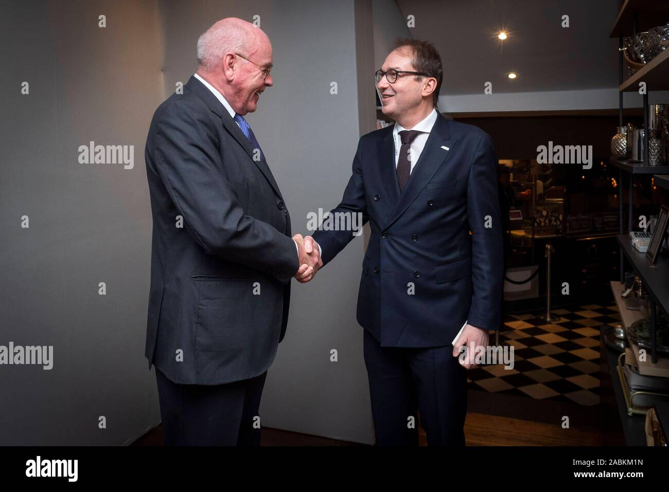 (L - r) Host Wolfgang Seybold begrüßt Alexander Dobrindt (CSU) zu den traditionellen MSC Abendessen am Freitag, den 15. Februar 2019 in Käfer Schenke in München (Oberbayern). [Automatisierte Übersetzung] Stockfoto