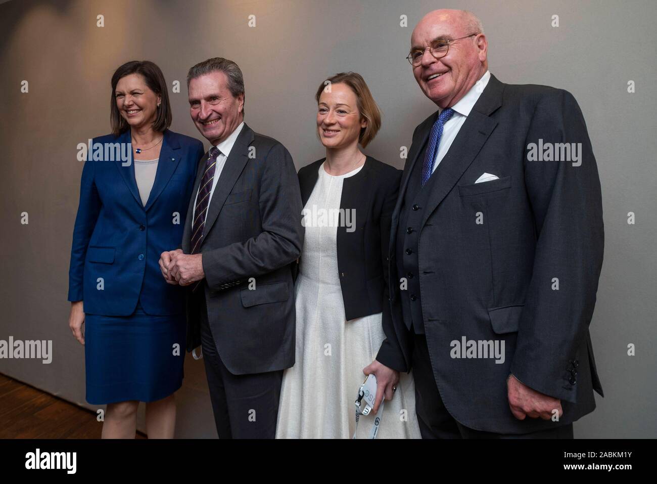 (L - r) EU-Kommissar Günther Oettinger, der Präsident des Bayerischen Landtags Ilse Aigner (CSU), Oettinger partner Friederike Beyer und Wirt Wolfgang Seybold wird Sie am Freitag, 15. Februar 2019 zu Käfer Schenke in München (Oberbayern), die für den traditionellen MSC Abendessen. [Automatisierte Übersetzung] Stockfoto