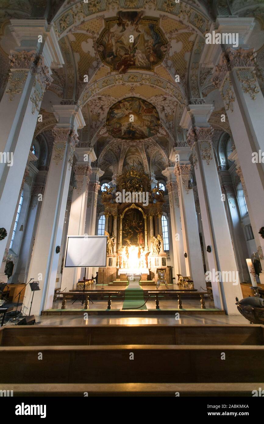 Altarraum der Heilig-Geist-Kirche am Prälat-Miller-Weg 3 im Zentrum von München. [Automatisierte Übersetzung] Stockfoto