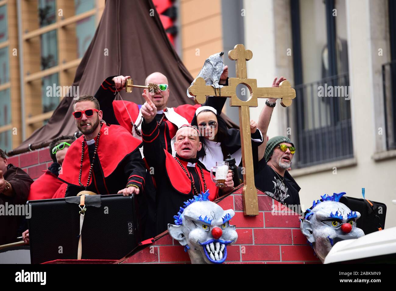 Maskierte Teilnehmer am Karnevalsumzug der Damian Ritter durch die Fußgängerzone und den angrenzenden Stadtzentrum. [Automatisierte Übersetzung] Stockfoto