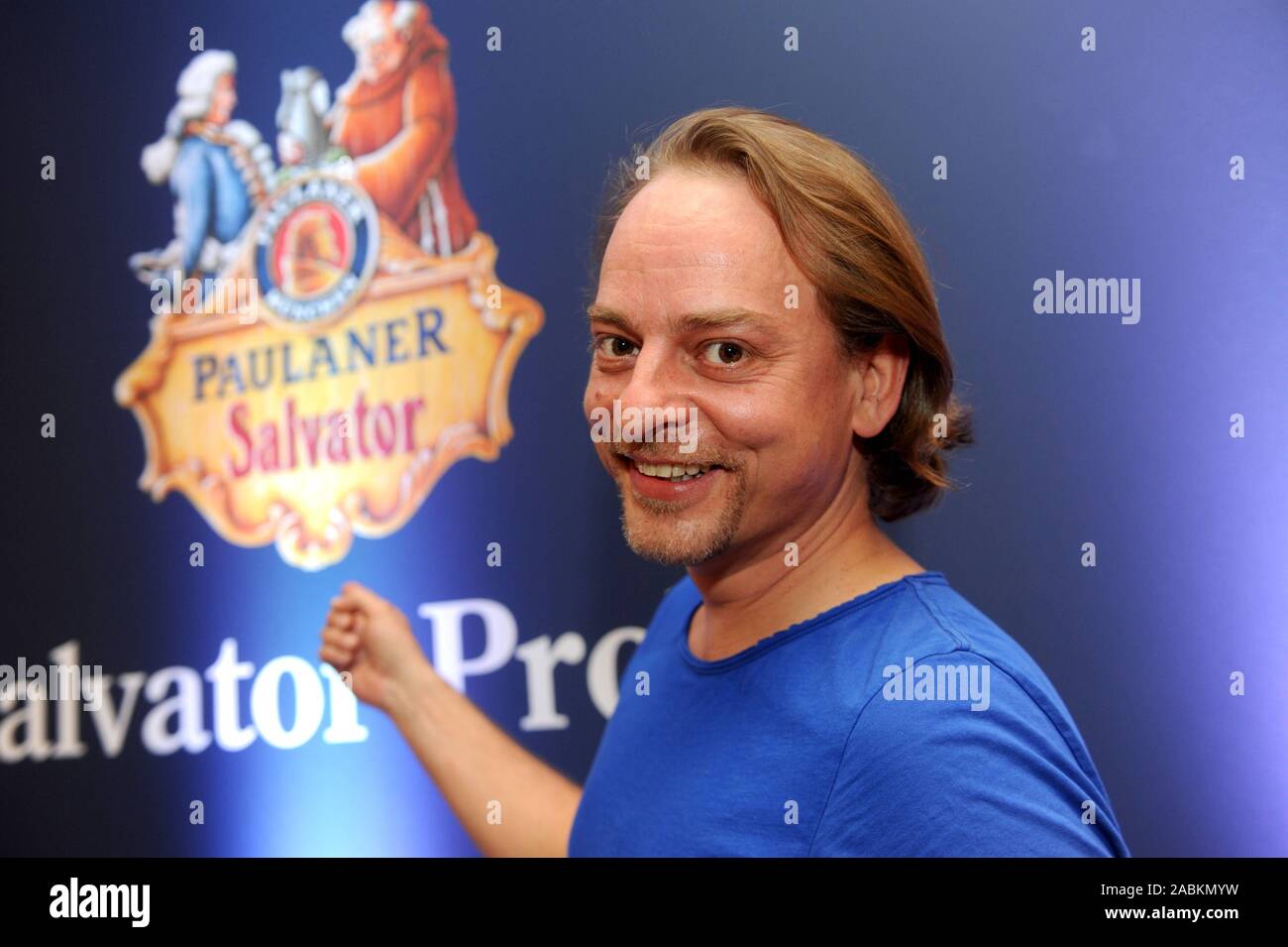 Der Schauspieler Florian Fischer, Singspiel Schauspieler der Freien Wähler Politiker Hubert Aiwanger, bei einer Pressekonferenz Paulaner Starkbieranstich auf dem Nockherberg. [Automatisierte Übersetzung] Stockfoto