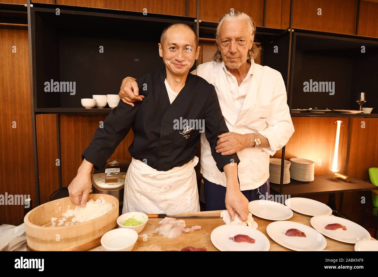 Die japanische Sushi Chef Nobohiko Saisho Saisho von Sushi Ginza in Tokio ist ein Gast von Charles Schumann (rechts) in der Bar der Schumanns am Hofgarten. [Automatisierte Übersetzung] Stockfoto