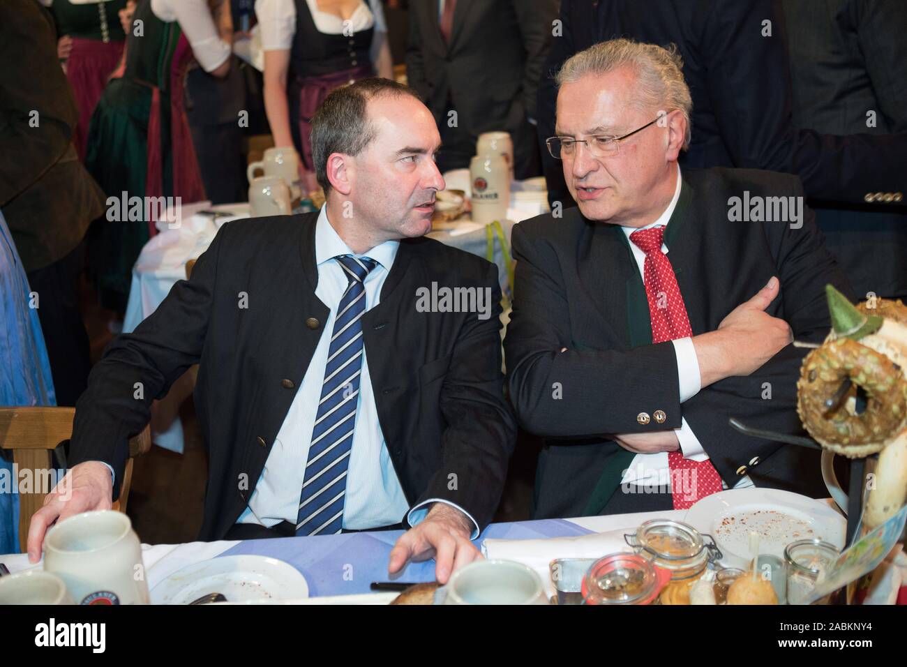 Die Politiker Hubert Aiwanger (li.) und Joachim Herrmann, an der traditionellen starken Bierprobe am Münchner Nockherberg. [Automatisierte Übersetzung] Stockfoto