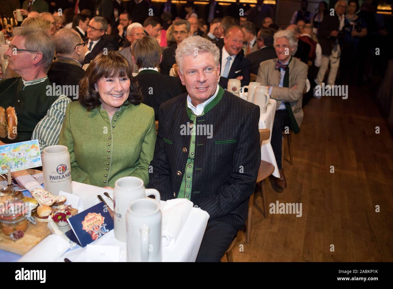 Bürgermeister Dieter Reiter mit seiner Frau Petra in der traditionellen starken Bierprobe auf dem Münchner Nockherberg. [Automatisierte Übersetzung] Stockfoto