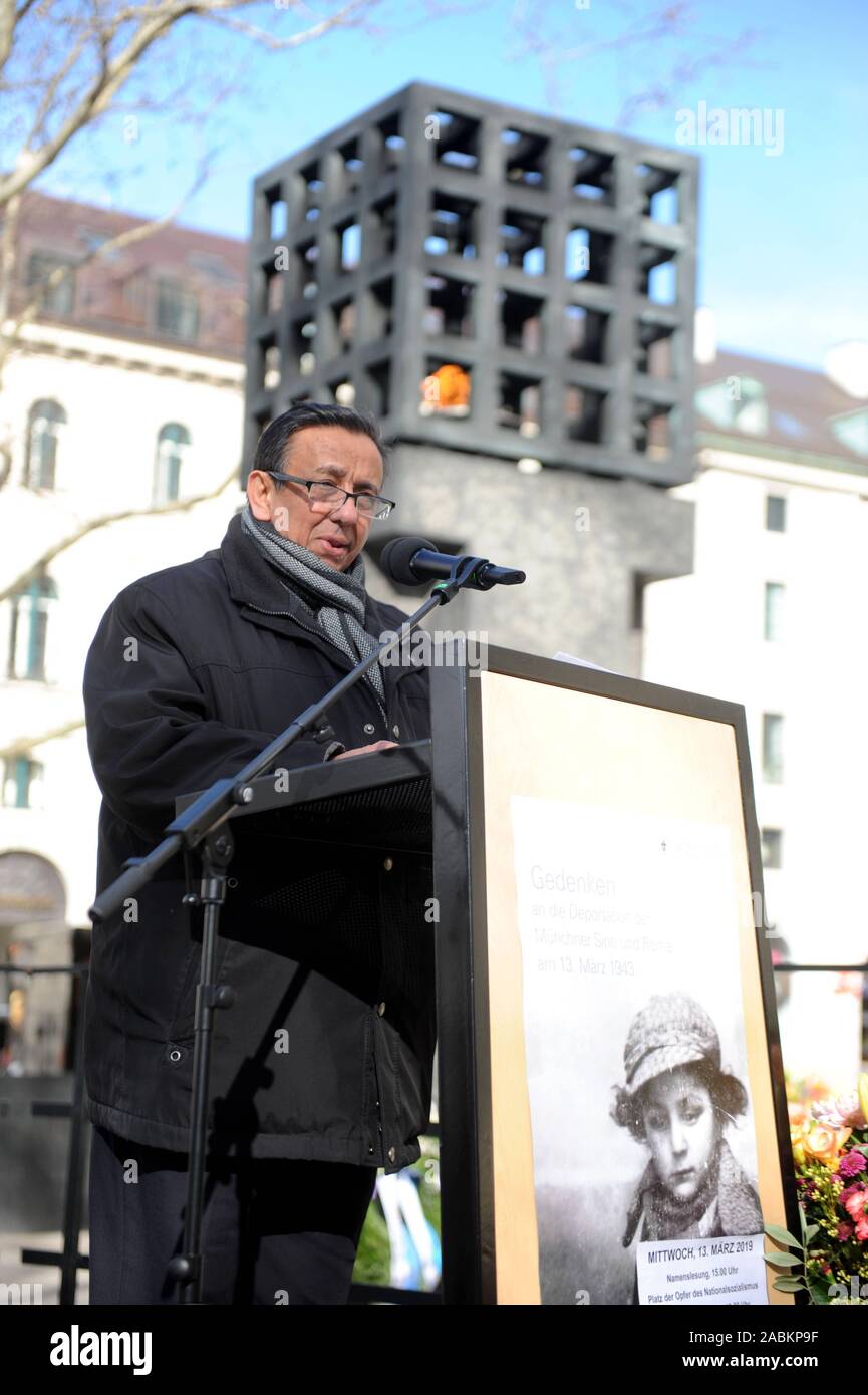 Erich Schneeberger, Landesvorsitzender des Verbandes Deutscher Sinti und Roma, spricht bei einer Zeremonie zum Gedenken an den 141 Sinti und Roma aus München und Umgebung, die von den Nazis auf dem Platz der Opfer des Nationalsozialismus deportiert. [Automatisierte Übersetzung] Stockfoto