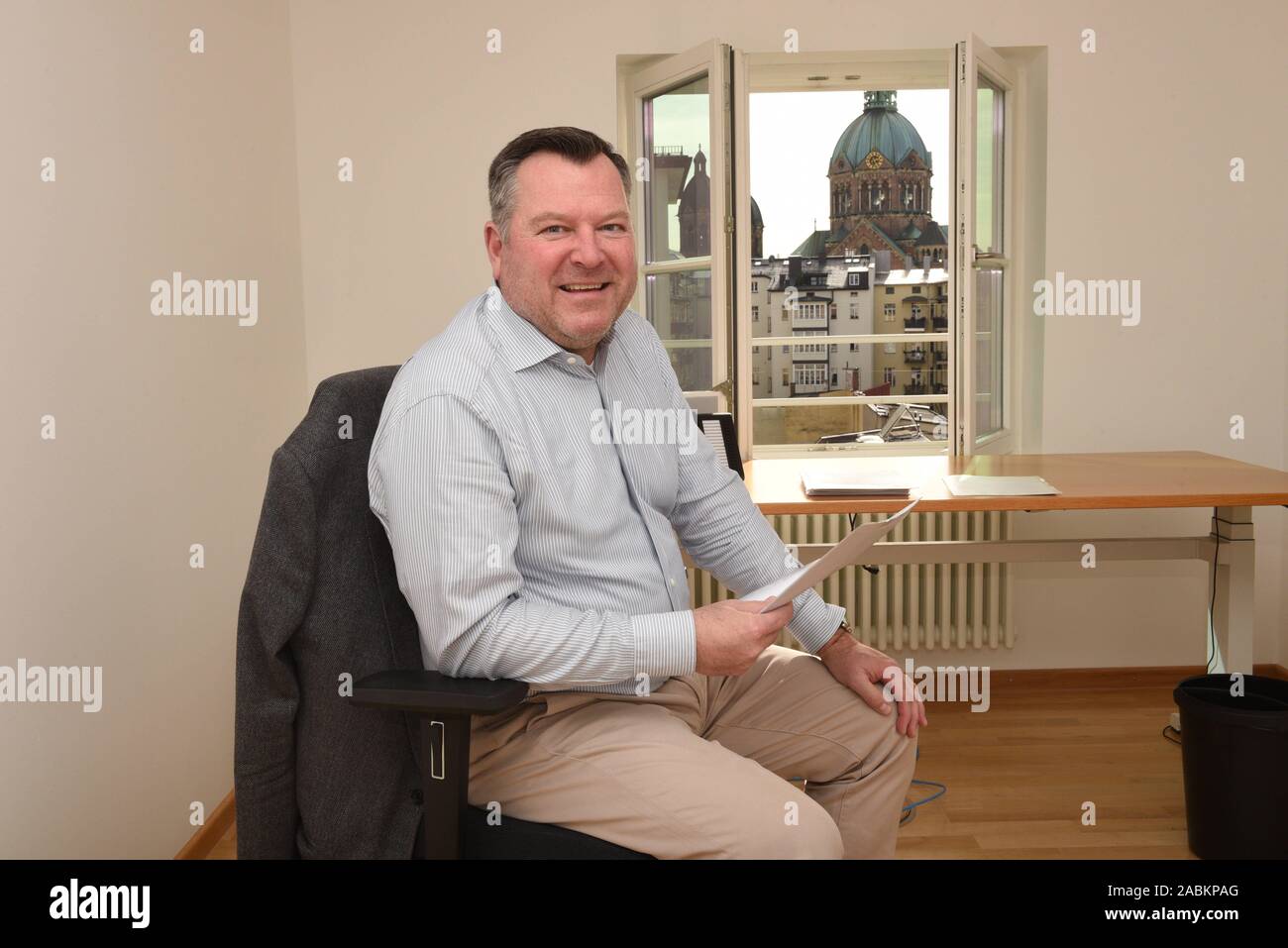 Josef Schmid bewegt in seinem Amt als Mitglied des Landtags an der Maximilianstraße 58, wo mehrere Abgeordnete des Landtags untergebracht sind, die noch ein Zimmer im Maximilianeum. Das neue Büro mit Blick auf die St. Anna Kirche. [Automatisierte Übersetzung] Stockfoto