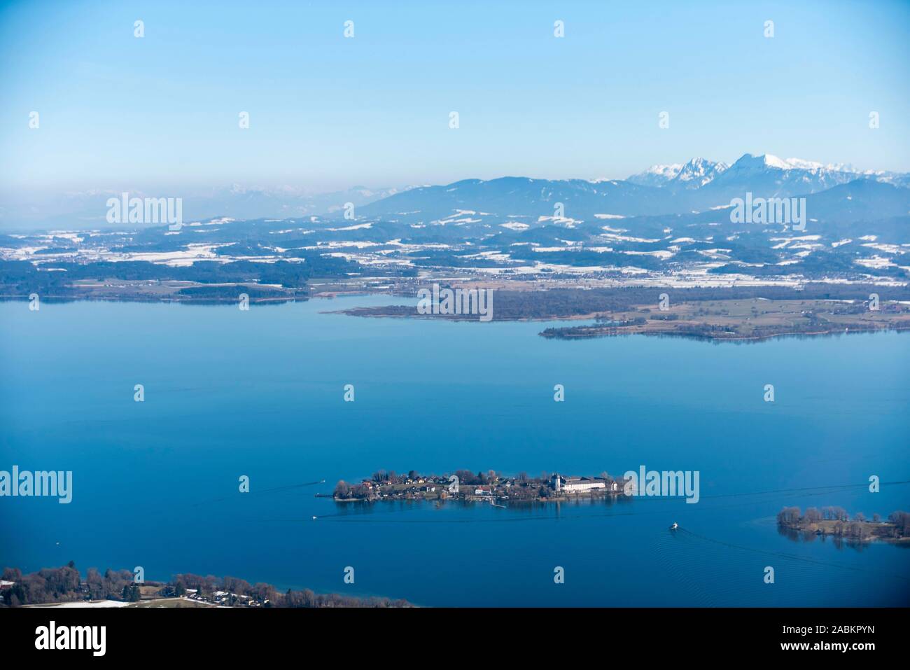 Eine Luftaufnahme zeigt die Fraueninsel im Chiemsee (Oberbayern) am Mittwoch, 27. Februar 2019. [Automatisierte Übersetzung] Stockfoto