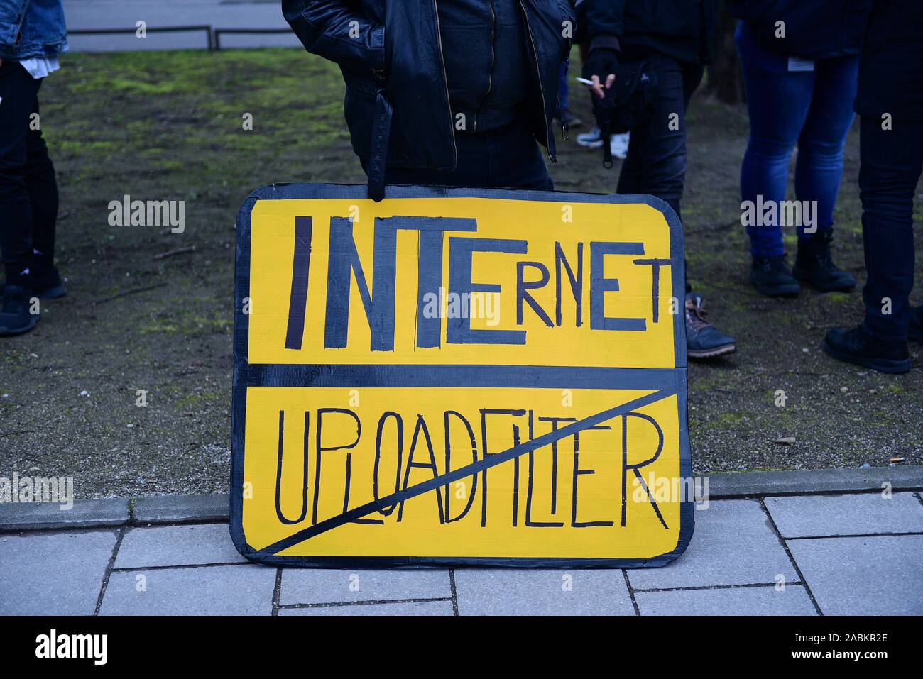 Demonstration gegen die vereinbarte Reform des Urheberrechts in der Europäischen Union (EU) vor der bayerischen Staatskanzlei in München. [Automatisierte Übersetzung] Stockfoto