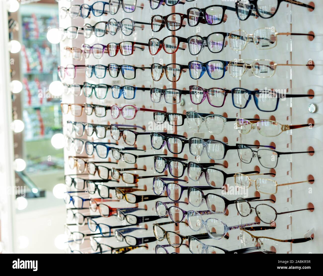 Eine große Auswahl an unterschiedliche Gläser auf einem Regal in einem Optik store Stockfoto