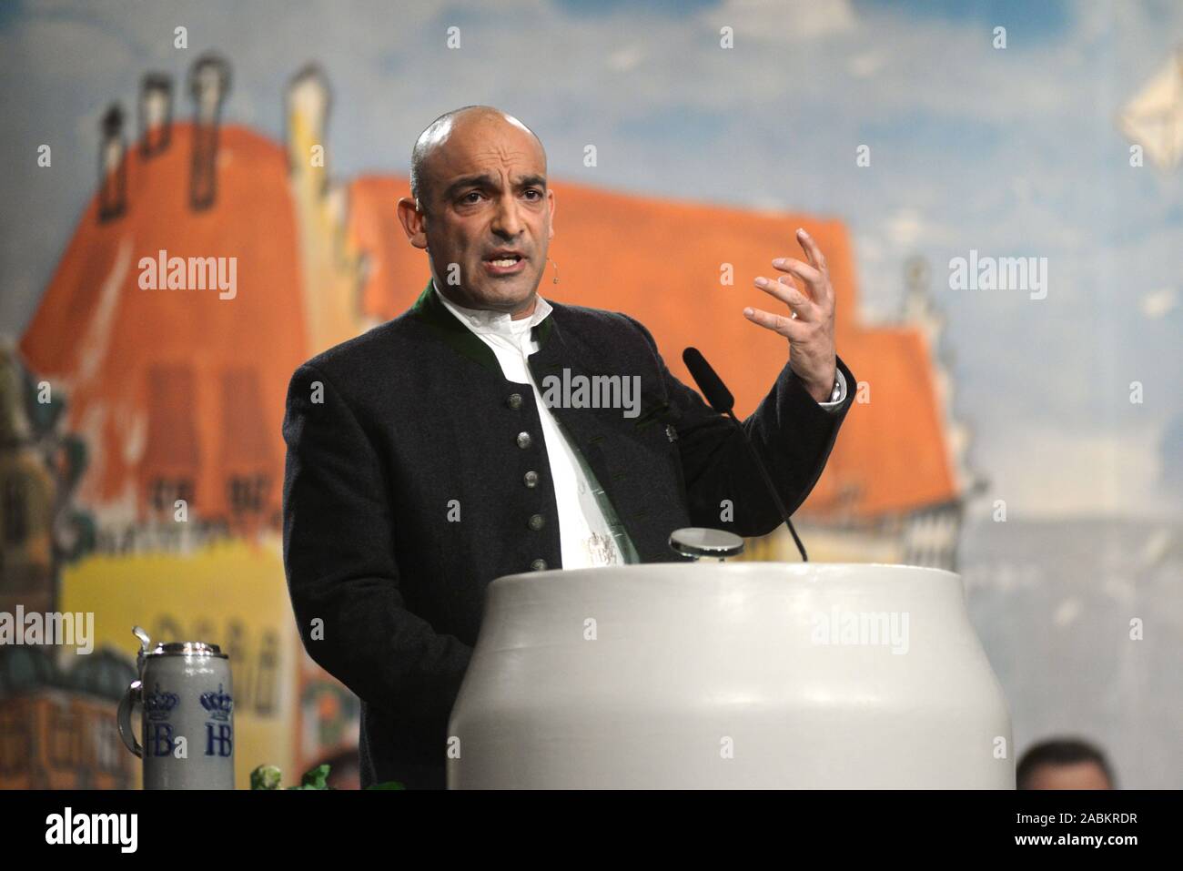 Kabarettist Django Asül in seiner Rede an das Hofbräuhaus in München an der traditionellen Maibock Öffnung des Staates Hofbräu Brauerei in 2019. [Automatisierte Übersetzung] Stockfoto