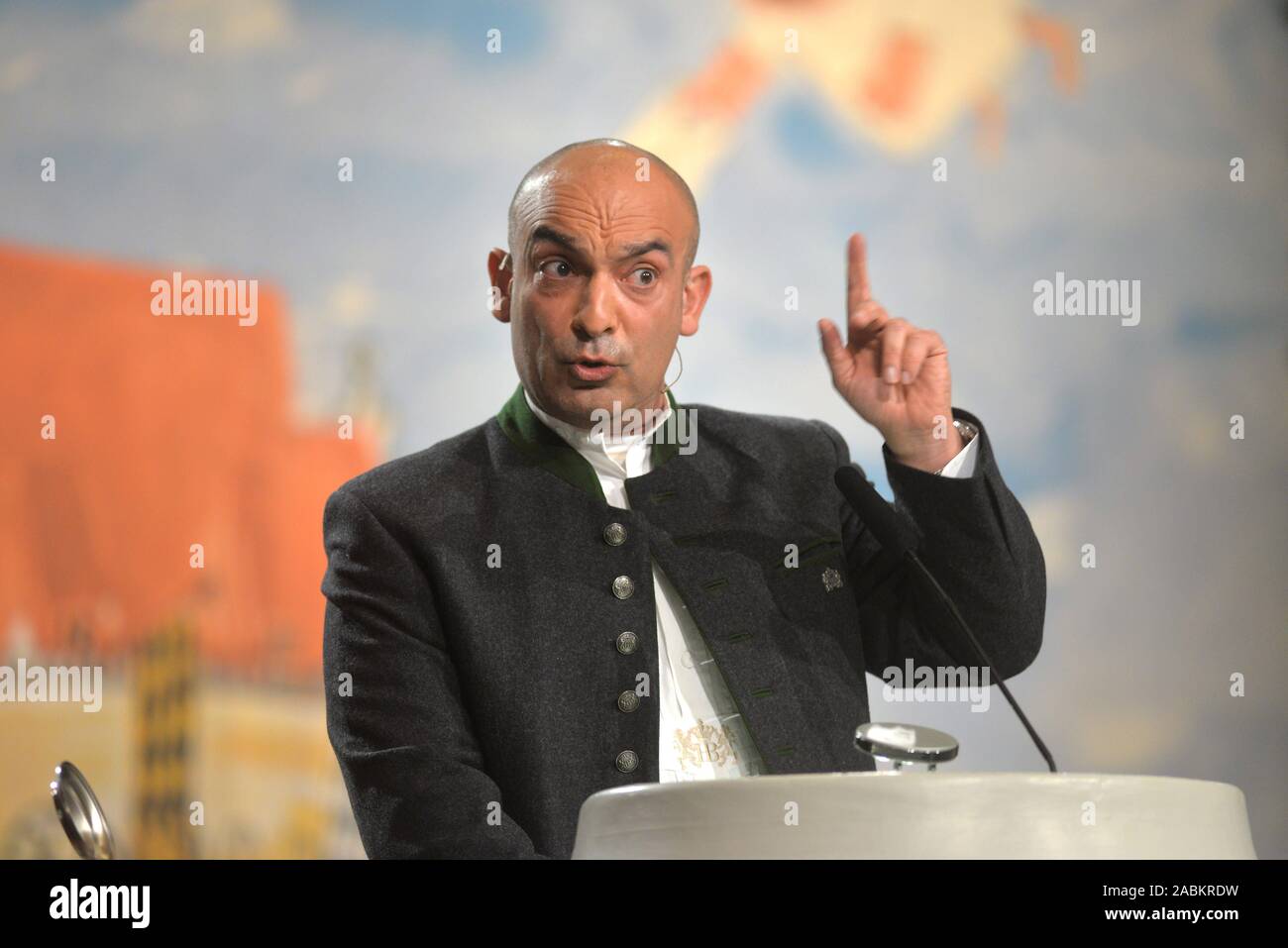 Kabarettist Django Asül in seiner Rede an das Hofbräuhaus in München an der traditionellen Maibock Öffnung des Staates Hofbräu Brauerei in 2019. [Automatisierte Übersetzung] Stockfoto