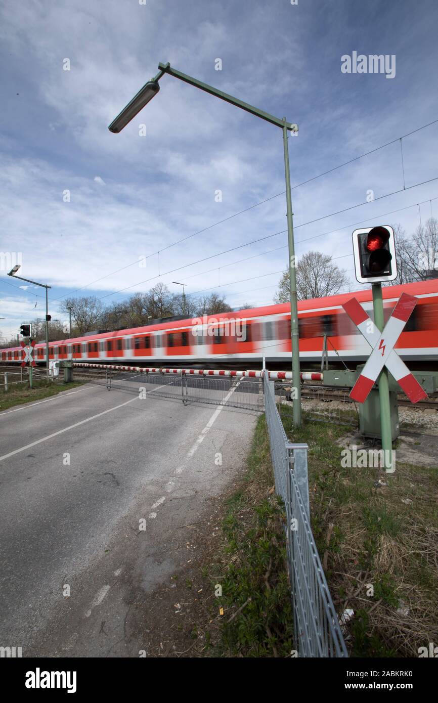 Geschlossene Bahn Schranke am Bahnübergang auf Graf-Lehndorff-Straße in  Riem. [Automatisierte Übersetzung] Stockfotografie - Alamy