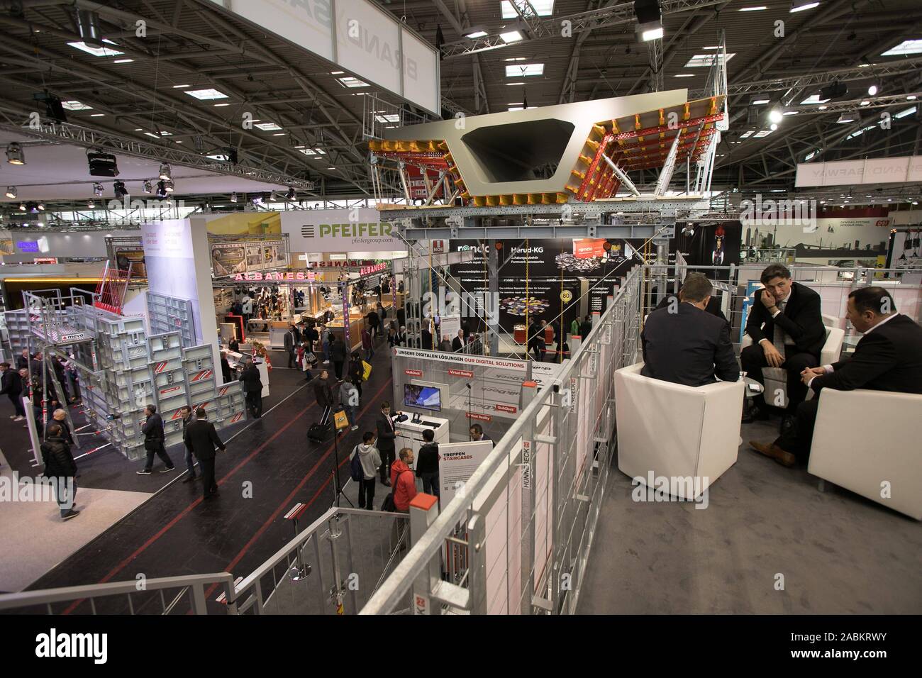Besucher auf der Bau- Messe "Bauma 2019" auf dem Messegelände in Riem. [Automatisierte Übersetzung] Stockfoto