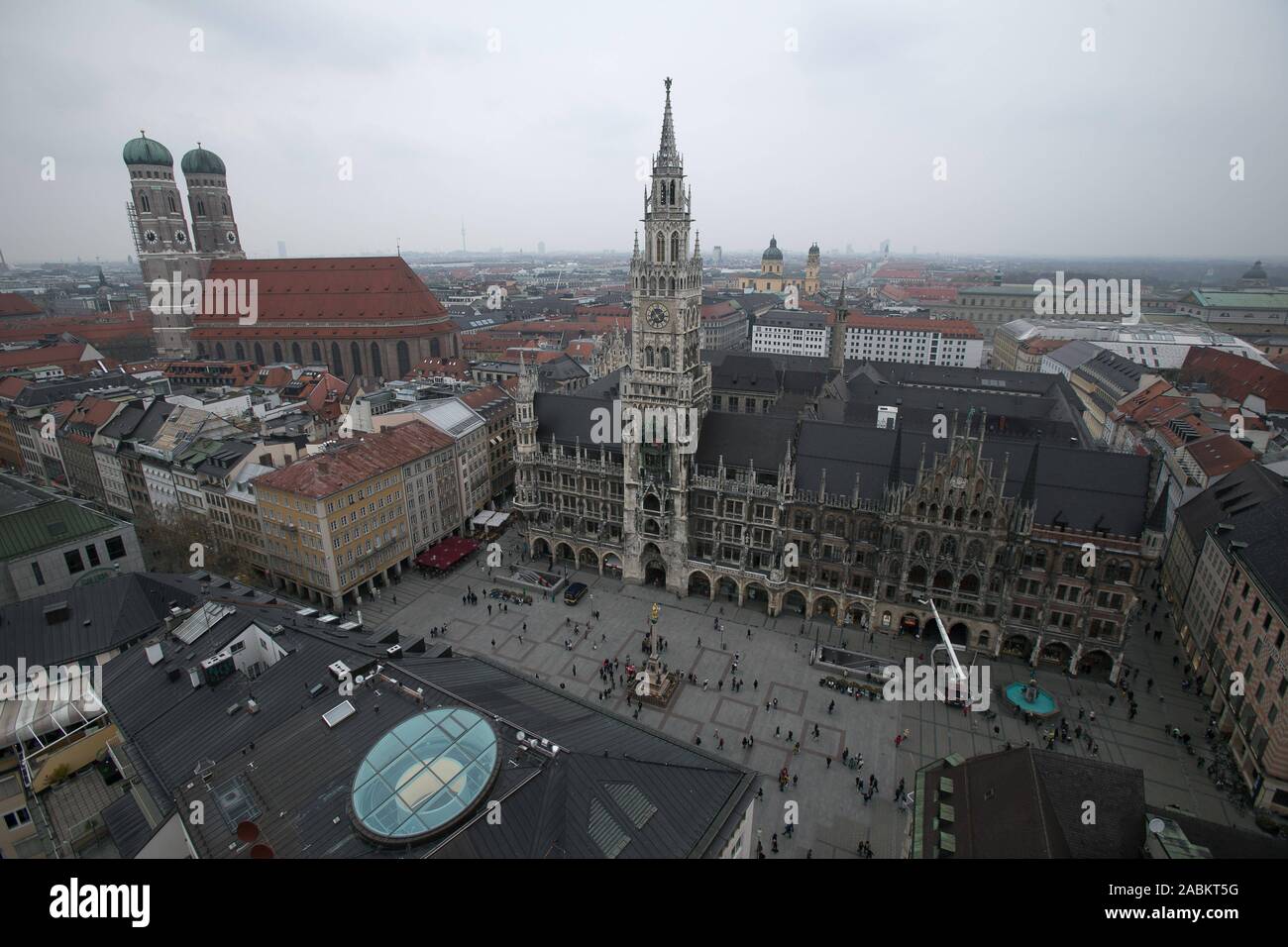 Blick vom Alten Peter, dem Rathaus, der frauendom, die Frauenkirche und die Theatinerkirche und dem Marienplatz entfernt. [Automatisierte Übersetzung] Stockfoto