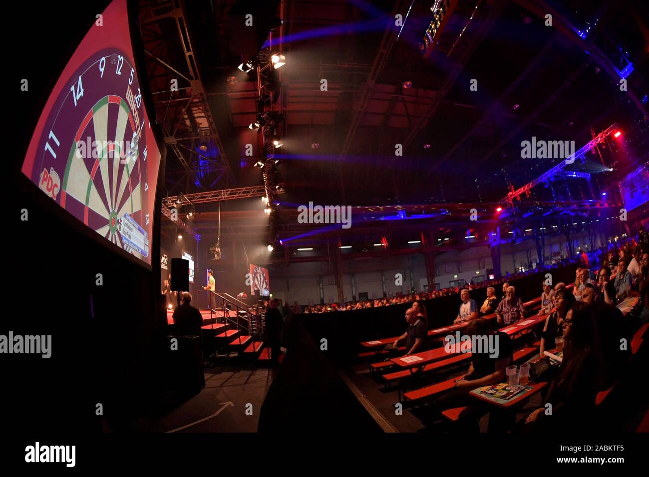 Fans des Deutschen Dart Grand Prix im Zenith in München. [Automatisierte Übersetzung] Stockfoto