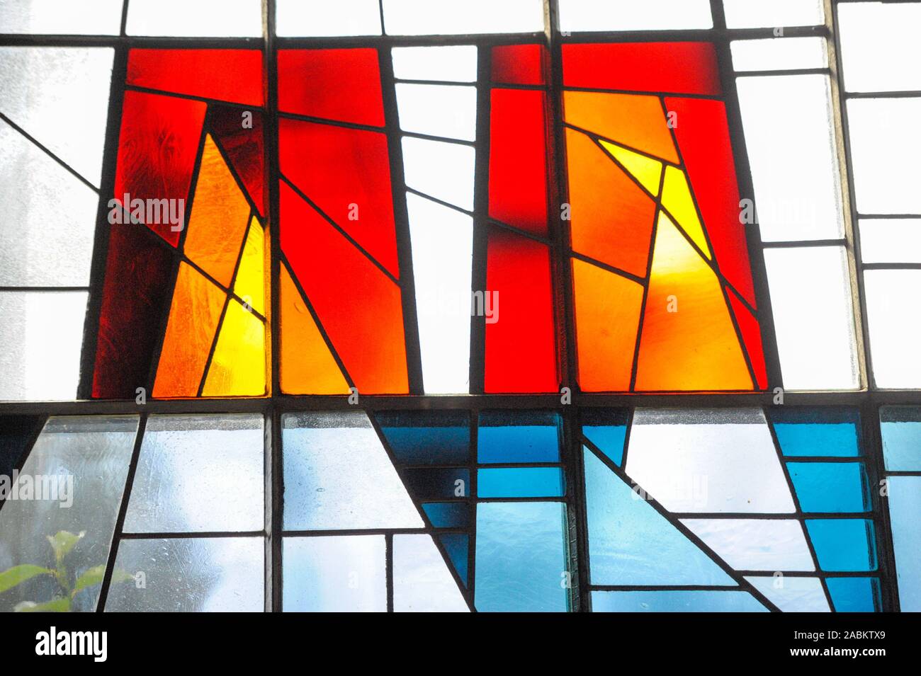 Kunst Glas Serie: Die Reformation Gedächtniskirche in Munich-Hadern. Die Glasmalereien stellt der Vision des Johannes des "himmlischen Jerusalem". [Automatisierte Übersetzung] Stockfoto