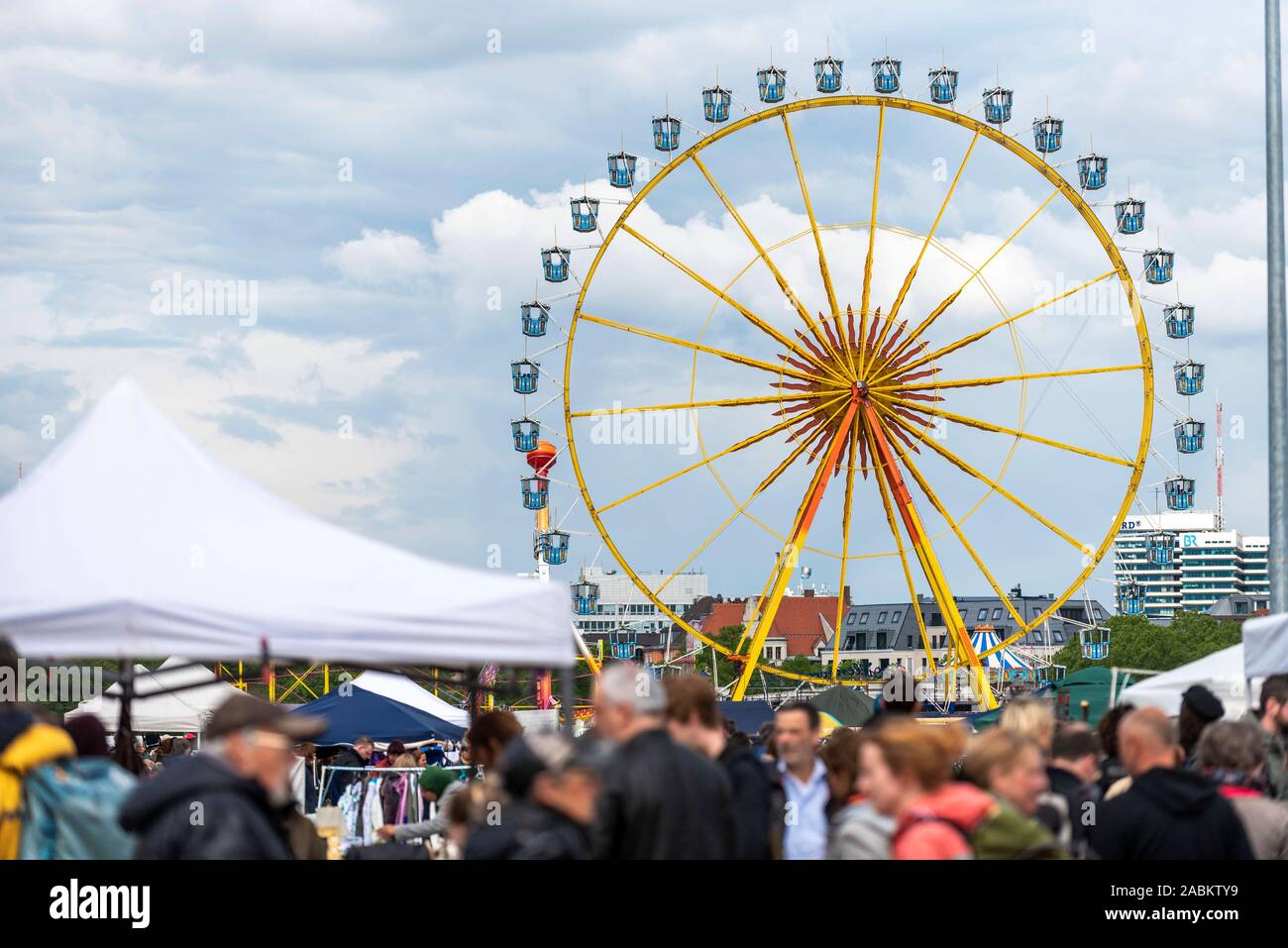 Eine Übersicht Bild zeigt den Flohmarkt am Samstag, den 27. April 2019 auf der Theresienwiese in München (Oberbayern). Im Hintergrund das Riesenrad der Frühlingsfest. [Automatisierte Übersetzung] Stockfoto