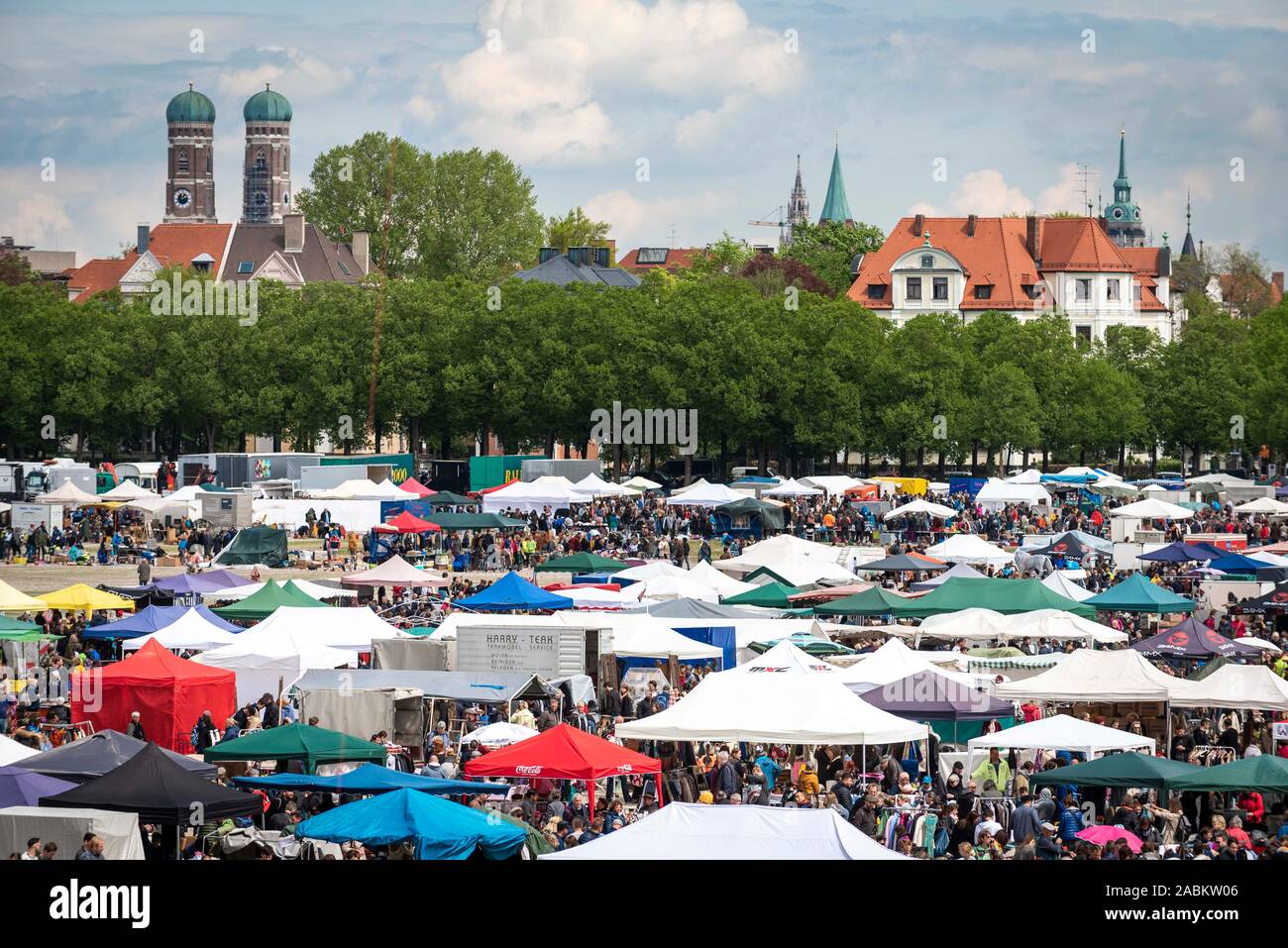 Eine Übersicht Bild zeigt den Flohmarkt am Samstag, den 27. April 2019 auf der Theresienwiese in München (Oberbayern). [Automatisierte Übersetzung] Stockfoto