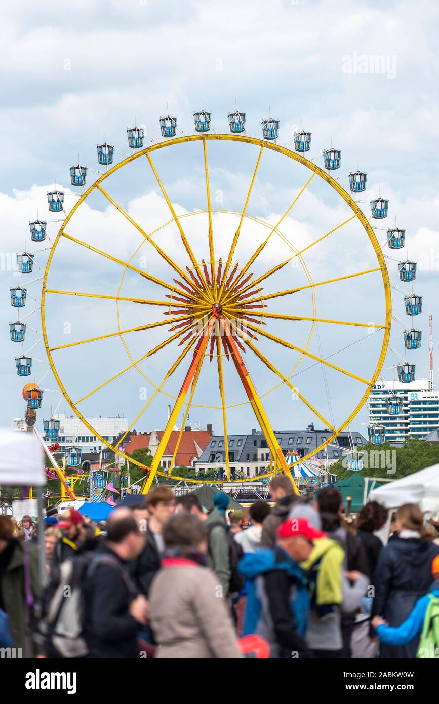 Eine Übersicht Bild zeigt den Flohmarkt am Samstag, den 27. April 2019 auf der Theresienwiese in München (Oberbayern). Im Hintergrund das Riesenrad der Frühlingsfest. [Automatisierte Übersetzung] Stockfoto