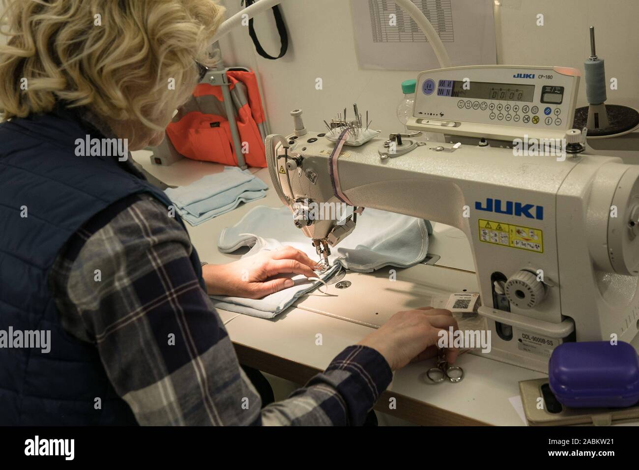 Das Münchner Start-up-Unternehmen Rebeutel fertigt Taschen aus alten, transparente Vorhänge, die verwendet werden, um Obst und Gemüse in Supermärkten zu packen. Die Taschen werden in Workshops von verschiedenen sozialen Projekten hergestellt, wie hier in der Weißer nähen Rabe Werk in die Schwanthalerstraße 79. [Automatisierte Übersetzung] Stockfoto