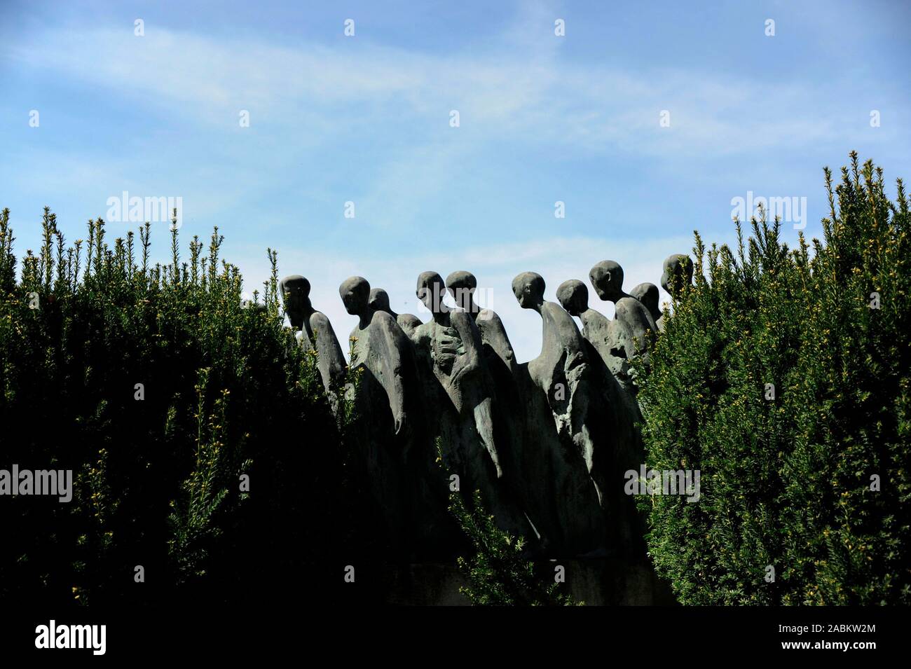19 Würmtal memorial Prozession zu Ehren von Zwi Katz und die anderen Überlebenden der KZ-todesmärsche durch das würmtal. Das Bild zeigt die Gedenkstätte des Künstlers Hubertus von Pilgrim in Gräfelfing, in Erinnerung an den Todesmarsch, auf denen im Frühjahr 1945 dem ausgemergelten Häftlinge des KZ Dachau waren südlich durch das würmtal Tal gefahren. [Automatisierte Übersetzung] Stockfoto