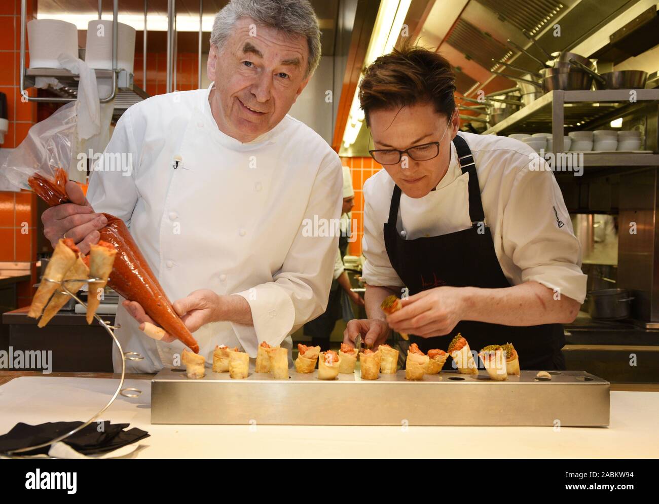 Sternekoch Hans Haas (li.) mit sous Chef Sigi Schelling in der Küche des Gourmet Restaurant "Tantris" in der Johann-Fichte-Straße 7 in Schwabing. [Automatisierte Übersetzung] Stockfoto