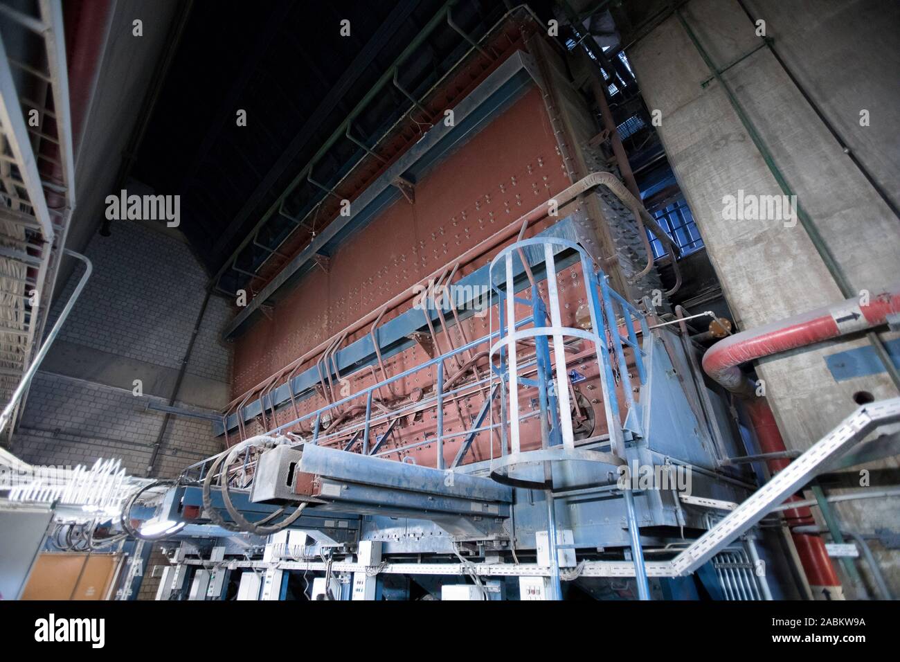 Entsorgung von Restmüll durch die kommunalen Entsorgungsunternehmen München (AWM). Der Kessel, in dem der Abfall verbrannt wird. [Automatisierte Übersetzung] Stockfoto