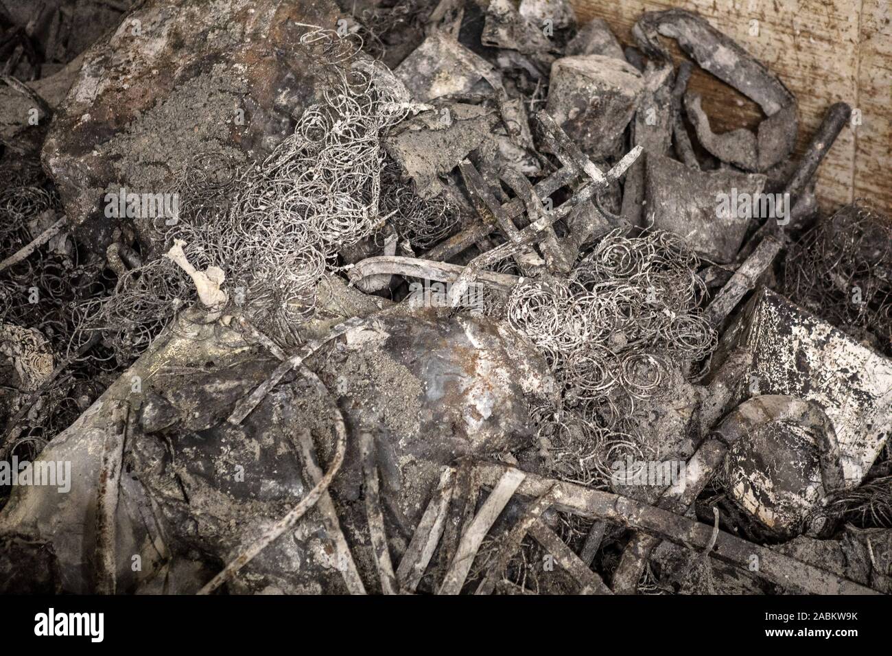 Entsorgung von Restmüll durch die kommunalen Entsorgungsunternehmen München (AWM). Metall entfernt aus der Schlacke. [Automatisierte Übersetzung] Stockfoto