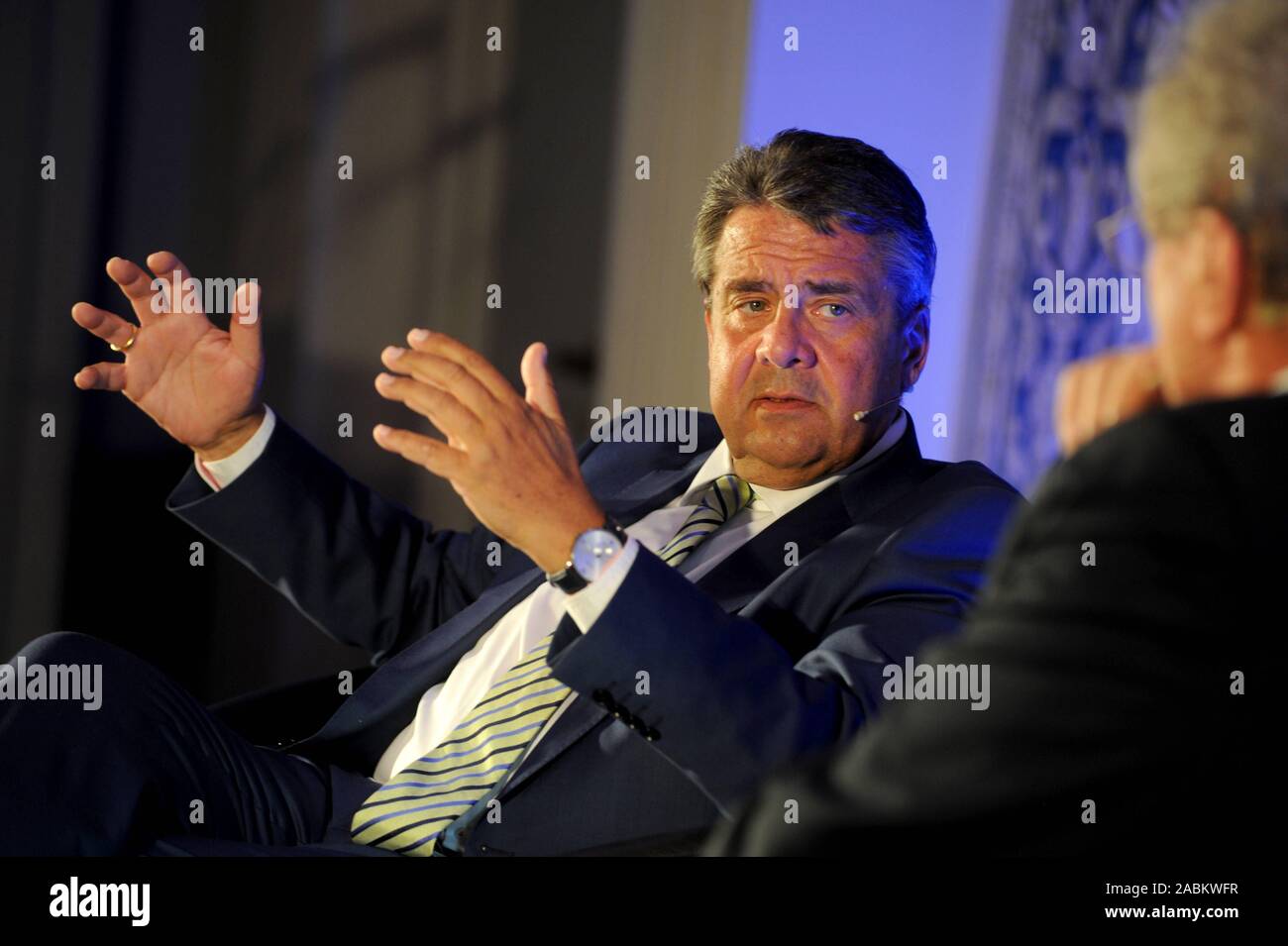 Der ehemalige Bundesminister Sigmar Gabriel (SPD, links) und ehemaliger Oberbürgermeister Christian Ude sprechen über die nationalen und internationalen politischen Themen an der Bayerischen Akademie der Wissenschaften, auf Einladung der Münchner Volkshochschule. [Automatisierte Übersetzung] Stockfoto