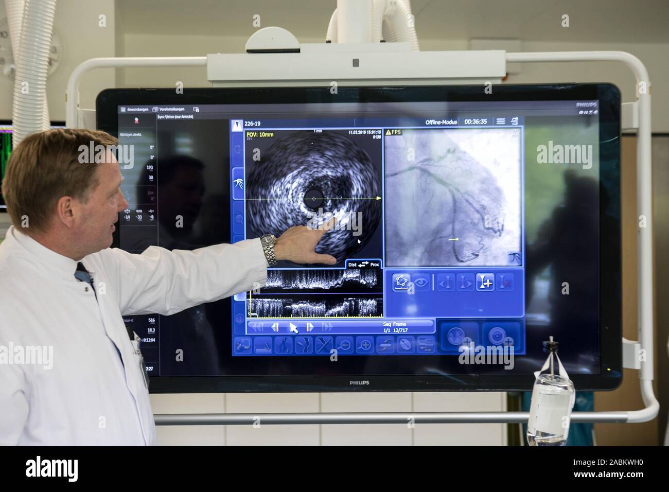 Kardiologie Chefarzt Stefan Sack zeigt die Angiographie Plattform 'Azurion' im Herzkatheterlabor der städtischen Klinik Neuperlach. [Automatisierte Übersetzung] Stockfoto