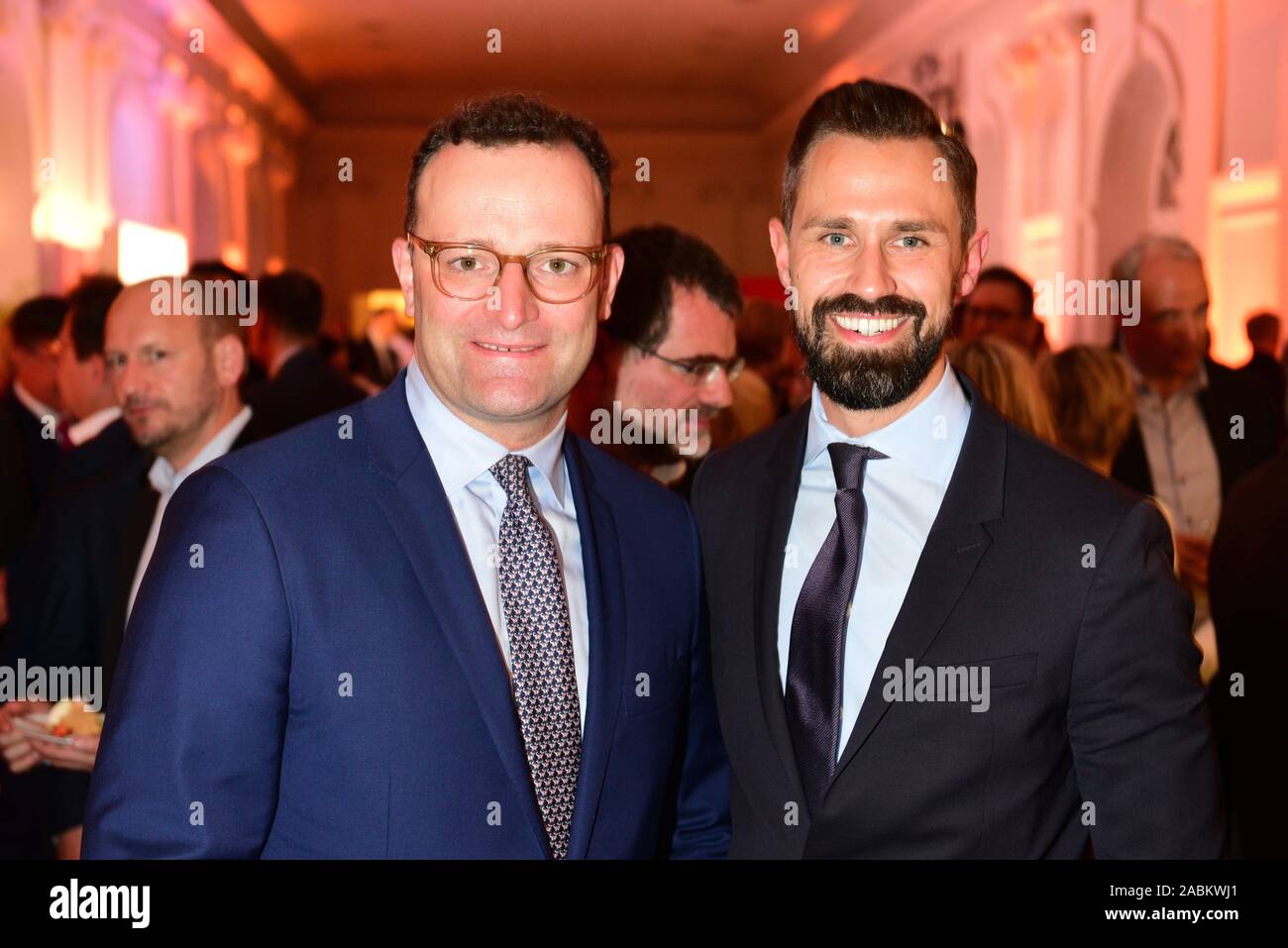 Gesundheit Minister Jens Spahn (CDU, links) und Ehemann Daniel Funke am 14. Nacht der Süddeutschen Zeitung im Berliner Schloss Charlottenburg. [Automatisierte Übersetzung] Stockfoto