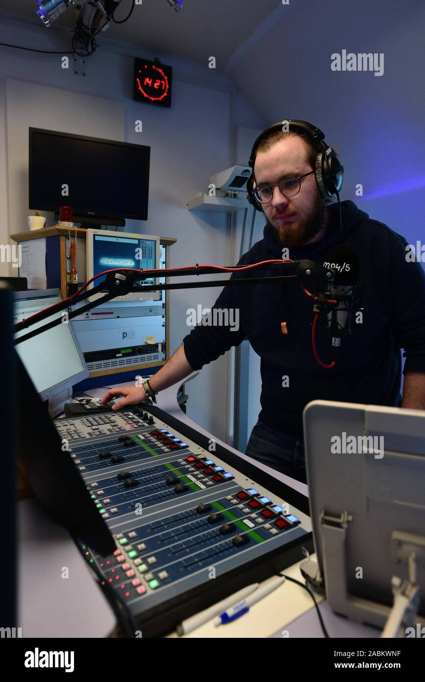Editor Frederic Mialhe im Studio der Münchner Studentin radio M 94.5. in  die Rosenheimer Straße 145. [Automatisierte Übersetzung] Stockfotografie -  Alamy