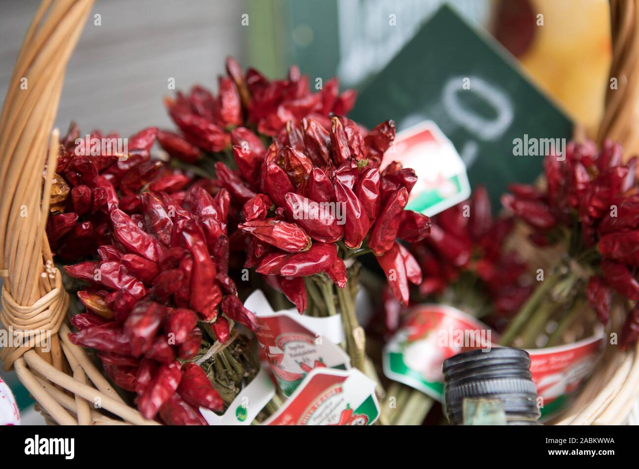Getrocknete Chilis sind für den Verkauf in der Ungarischen "Paprikahaus" am  Viktualienmarkt in München angeboten. [Automatisierte Übersetzung]  Stockfotografie - Alamy
