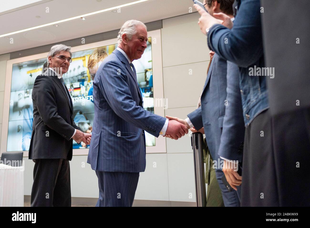 Der Thronfolger des Vereinigten Königreiches von Großbritannien Prinz Charles begrüßt Siemens CEO Joe Kaesers (Links) im Siemens Forum in München (Oberbayern) am Donnerstag, 9. Mai 2019. [Automatisierte Übersetzung] Stockfoto