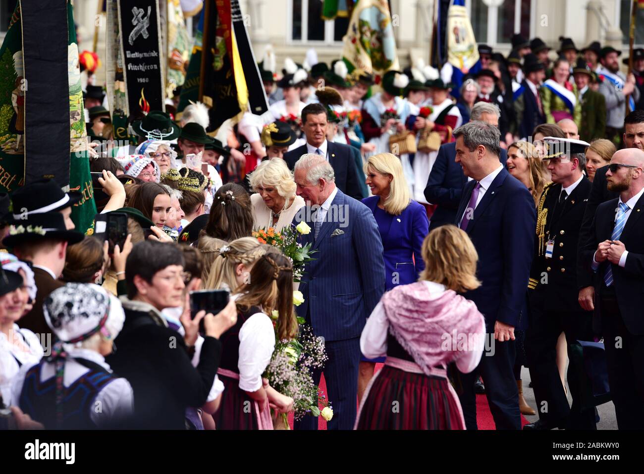 Prinz Charles und Camilla, Herzogin der Landeshauptstadt München besuchen Sie im Rahmen einer 4-tägigen Reise nach Deutschland. Das Bild zeigt die britische royals Begleitet durch den bayerischen Ministerpräsidenten Markus Söder (rechts) und seine Frau Karin auf dem roten Teppich auf den Max-Joseph-Platz. [Automatisierte Übersetzung] Stockfoto