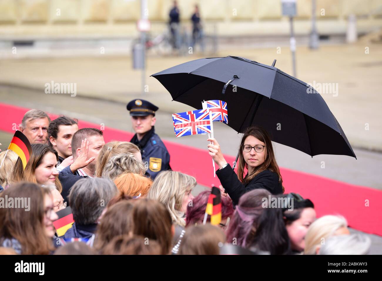 Prinz Charles und Camilla, Herzogin der Landeshauptstadt München besuchen Sie im Rahmen einer 4-tägigen Reise nach Deutschland. Im Bild der wartenden Menge bei der Ankunft der Britischen Royals am Max-Joseph-Platz. [Automatisierte Übersetzung] Stockfoto