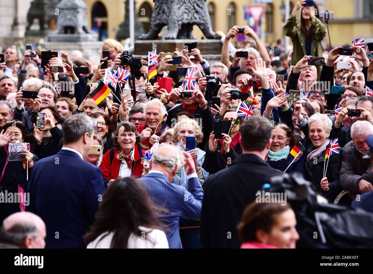 Prinz Charles und Camilla, Herzogin der Landeshauptstadt München besuchen Sie im Rahmen einer 4-tägigen Reise nach Deutschland. Im Bild der britischen Prinzen (m.) zusammen mit den Bayerischen Ministerpräsidenten Markus Söder (li.) auf dem roten Teppich auf den Max-Joseph-Platz. [Automatisierte Übersetzung] Stockfoto