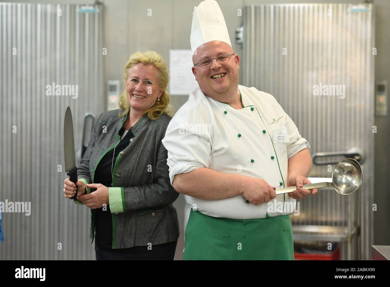 Chef Der Kantine Des Ministeriums Fur Landwirtschaft Stefan Altenburger Mit Sandra Benke Von Vc Vollwertkost Automatisierte Ubersetzung Stockfotografie Alamy