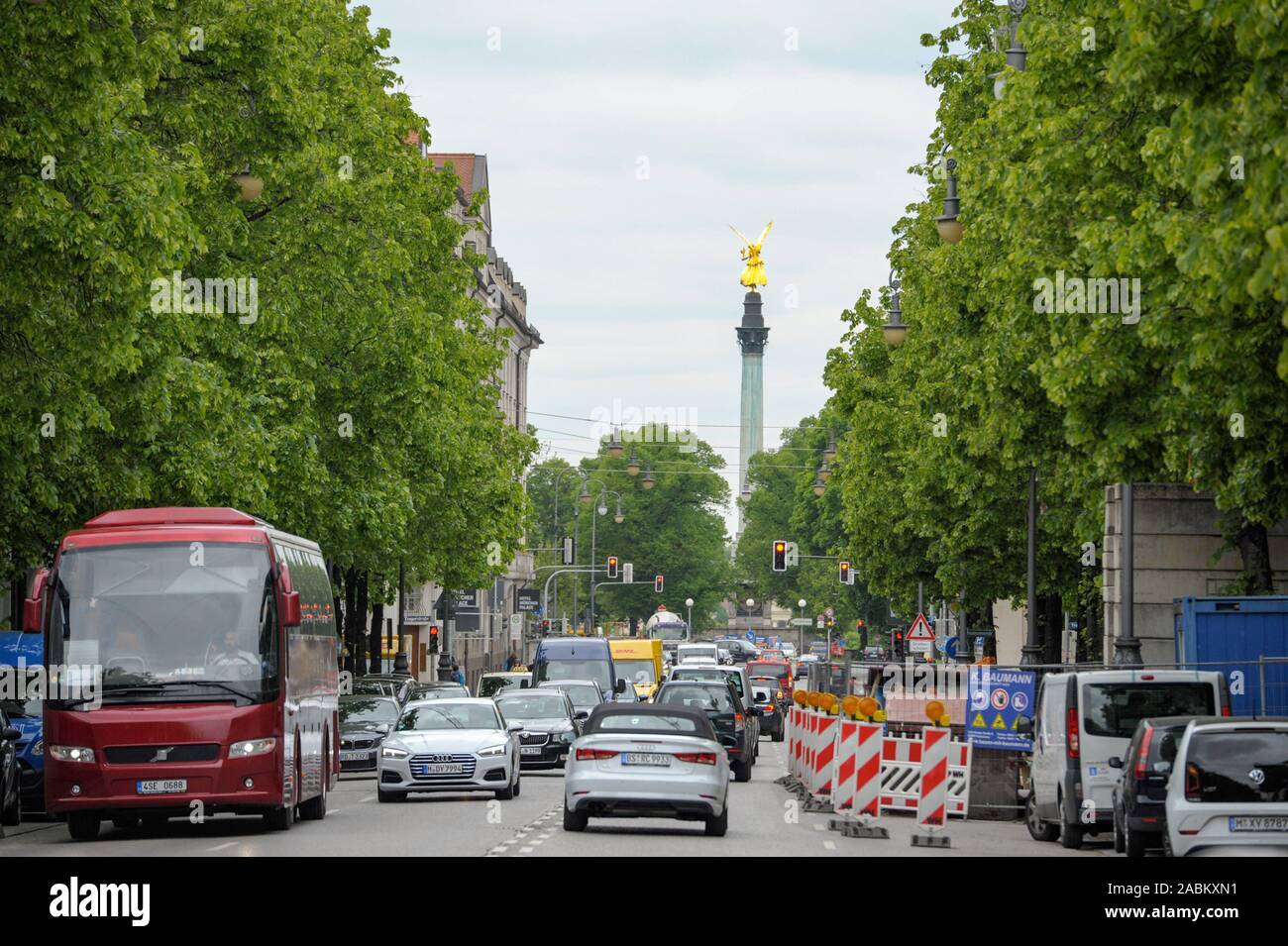 Starker Verkehr auf der Prinzregentenstraße in München. Die Stadt plant, eine separate Busspur einzuführen und Verkehr Zufluss zu reduzieren. [Automatisierte Übersetzung] Stockfoto