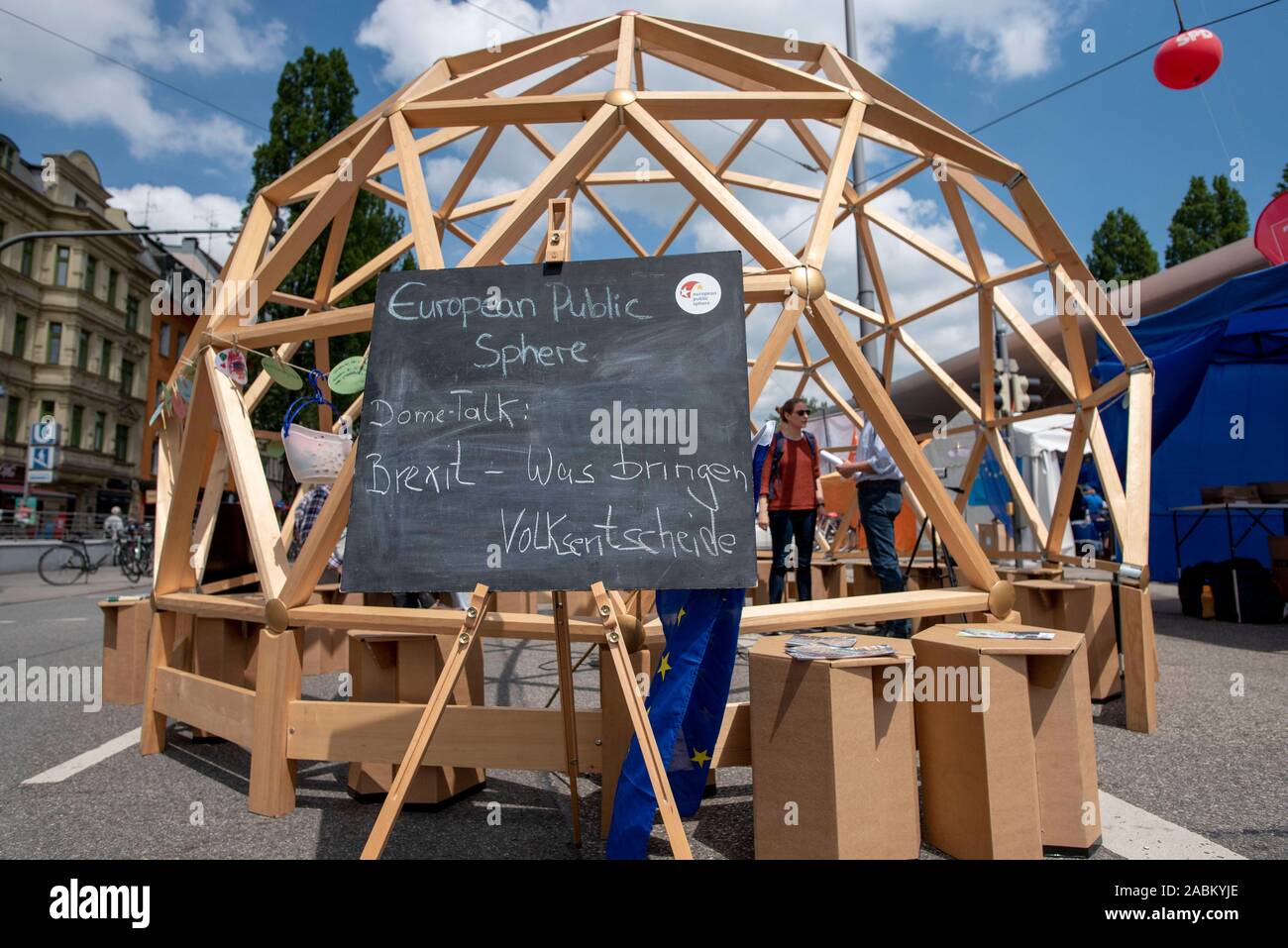 Karl Apian aus der Verein 'Mehr Demokratie' ein Gespräch mit dem Besucher, der Corso Leopold am Thema - kostenlos die Leopoldstraße in München am Sonntag, 26. Mai 2019 halten. [Automatisierte Übersetzung] Stockfoto