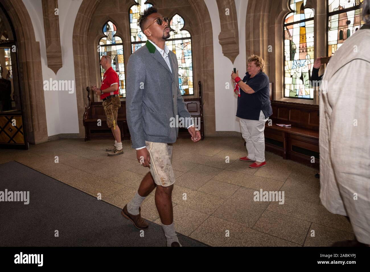 Die Mannschaft des FC Bayern München auf dem Weg zur Meisterschaft und Cup Sieger Feier im Münchner Rathaus. Im Bild Jerome Boateng. [Automatisierte Übersetzung] Stockfoto