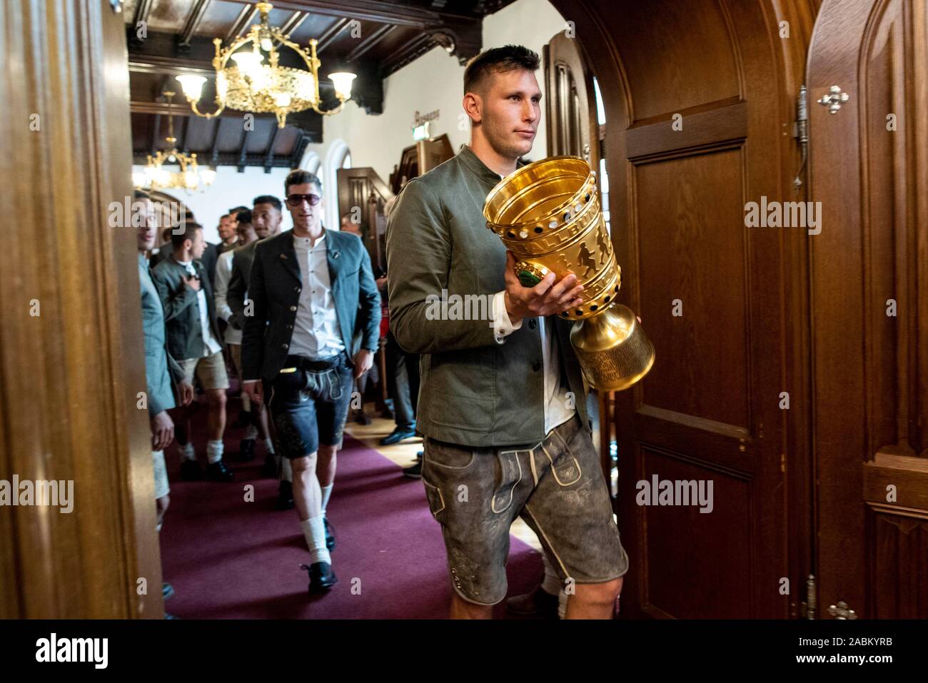 Die Mannschaft des FC Bayern München auf dem Weg zur Meisterschaft und Cup Sieger Feier im Münchner Rathaus. Im Bild Niklas Süle mit dem DFB-Pokal. [Automatisierte Übersetzung] Stockfoto