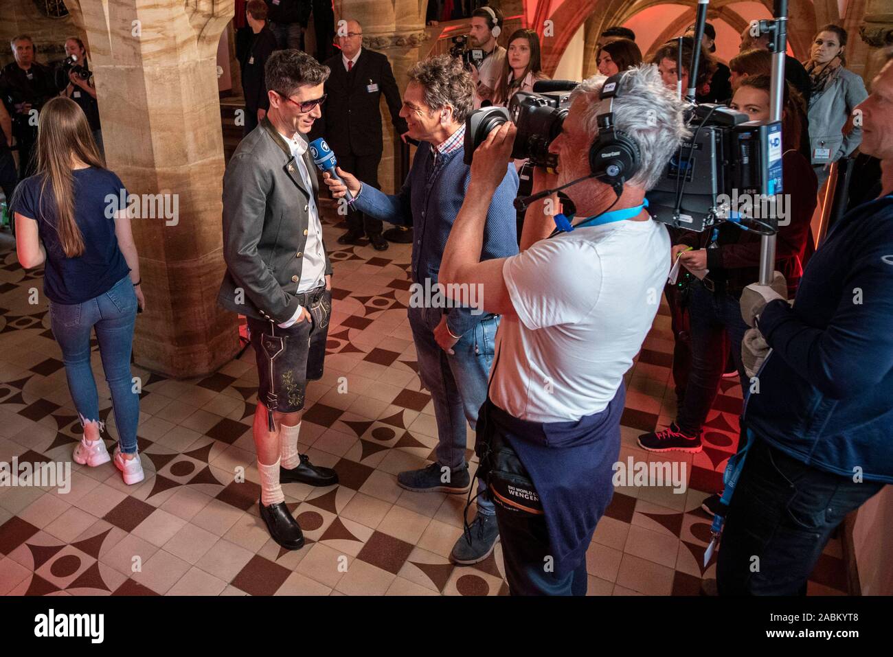 Die Mannschaft des FC Bayern München auf dem Weg zur Meisterschaft und Cup Sieger Feier im Münchner Rathaus. Im Bild Robert Lewandowski. [Automatisierte Übersetzung] Stockfoto