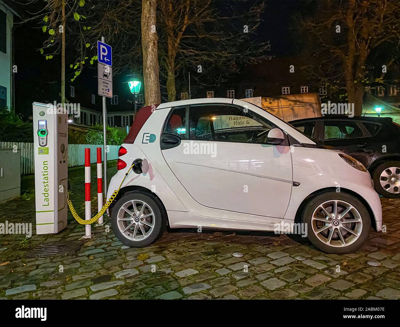 Kleine elektrische mieten Auto auf einer Ladebasis, Nürtingen, Deutschland Stockfoto