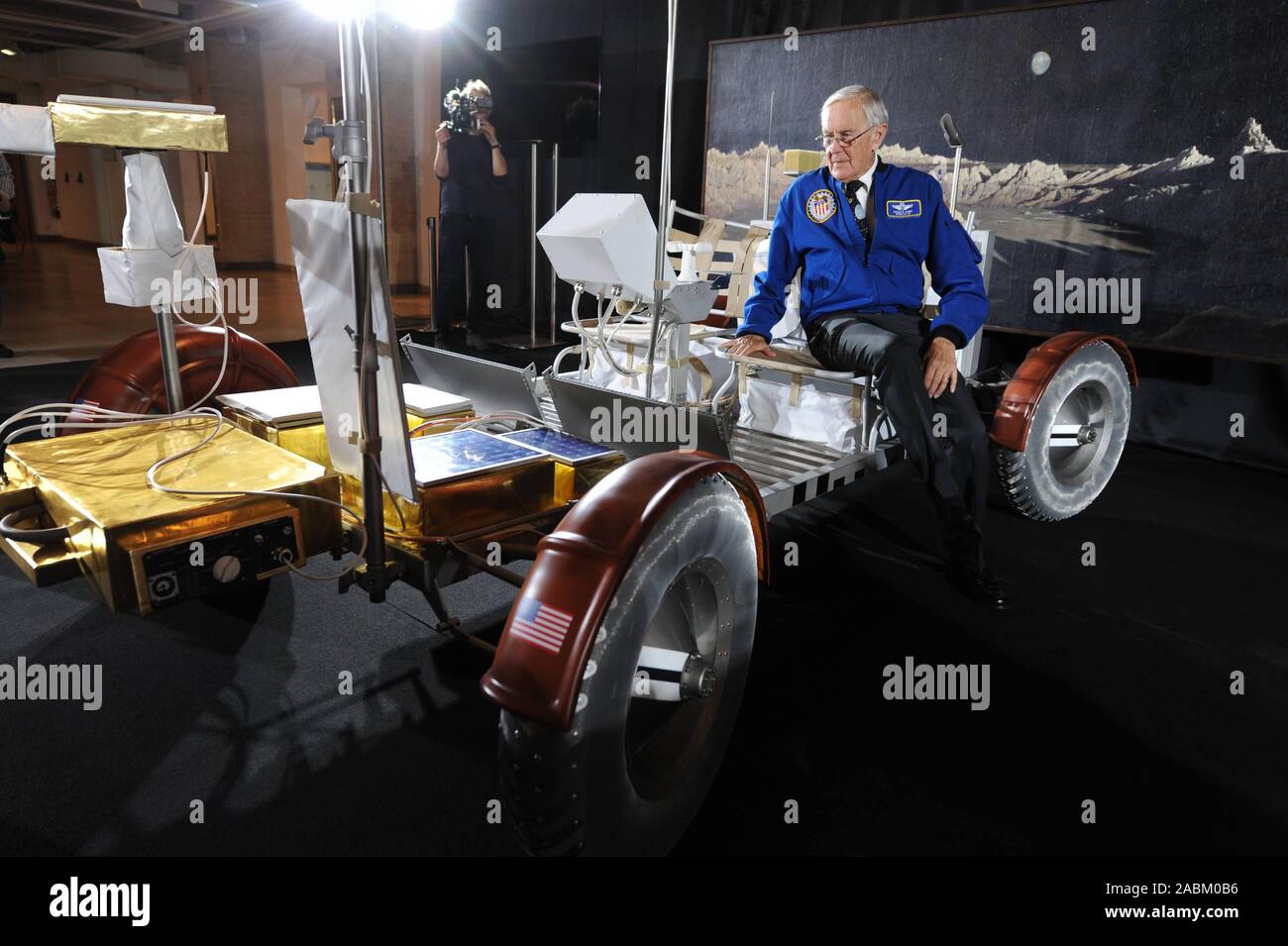 Der US-Astronaut Charles 'Charlie' Moss Herzog spricht über seine Erfahrungen im Weltraum im Deutschen Museum. Herzog pilotiert die Mondlandefähre der Apollo 16 Mission 1972 und fuhr über den Mond mit dem Auto nach der Landung. Das Bild zeigt die jüngste Moonwalker mit einer Replik eines Rover. [Automatisierte Übersetzung] Stockfoto
